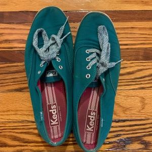 Size 7 keds with really fun color/laces.